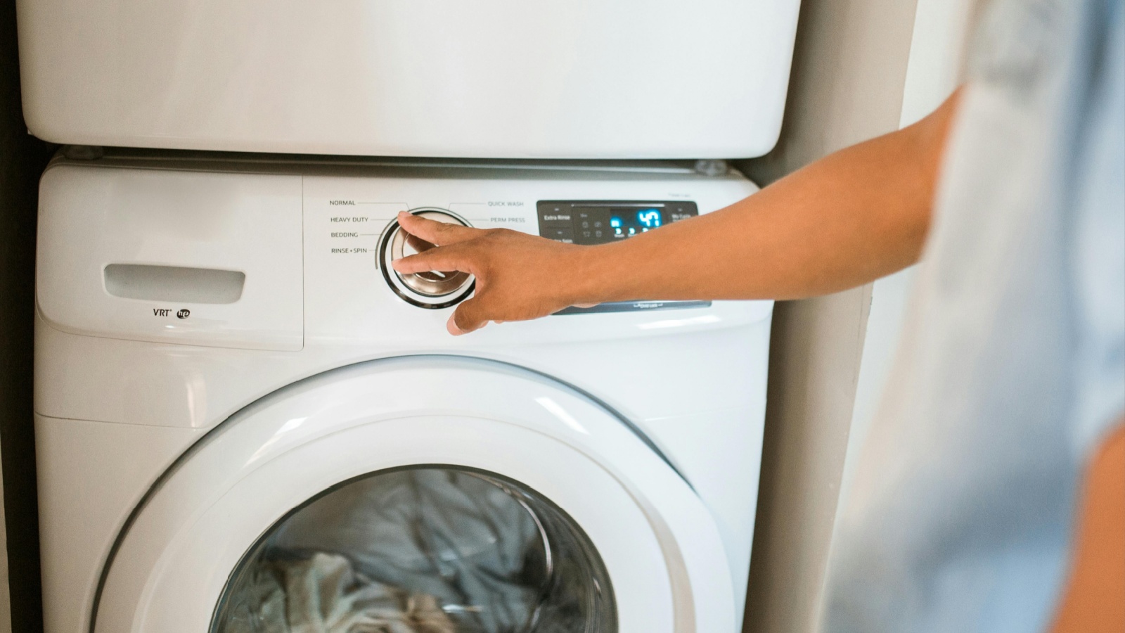 Say Goodbye to Tangled Sheets: 12 Genius Hacks from a Laundry Pro You Need to Try!