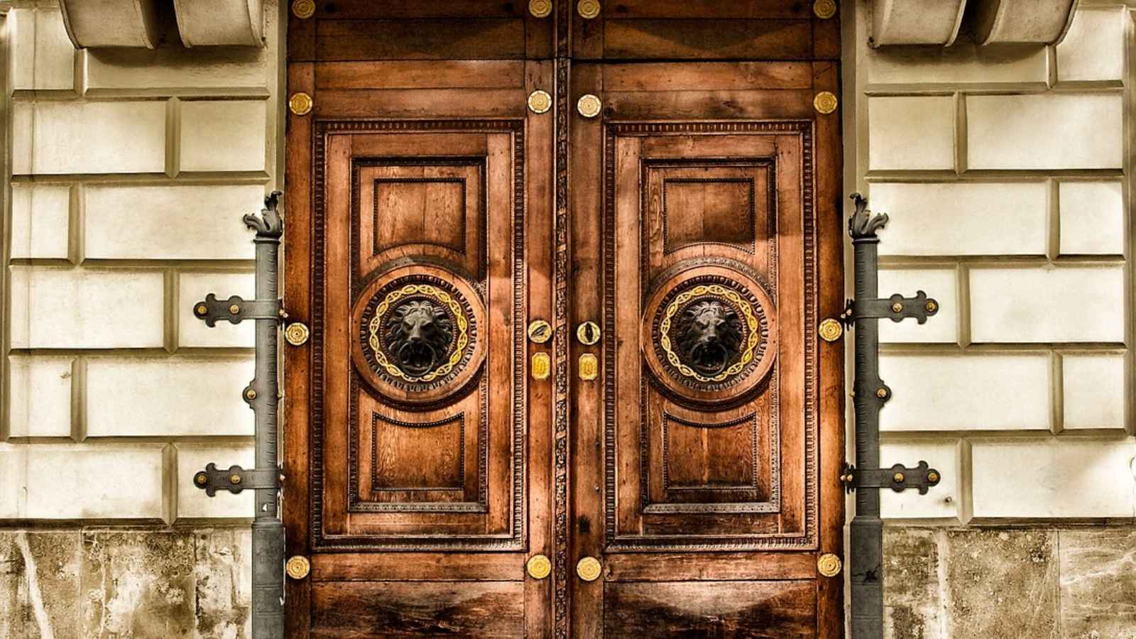 15 Items That Should Never Be on Your Front Door